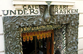 Café Under Masken