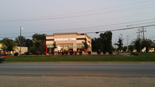 Tire Shop «Discount Tire Store - Louisville, KY», reviews and photos, 2131 S Hurstbourne Pkwy, Louisville, KY 40220, USA