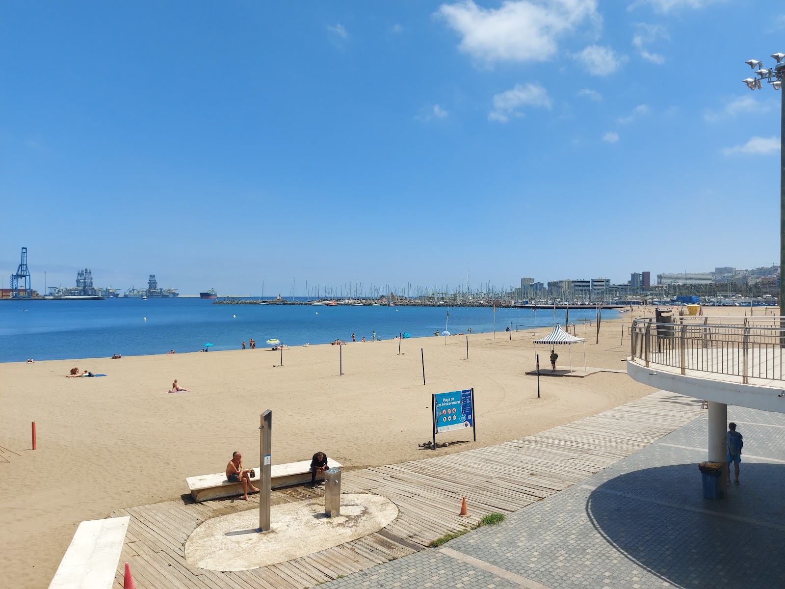 Foto von Playa de Las Alcaravaneras mit beiger sand Oberfläche