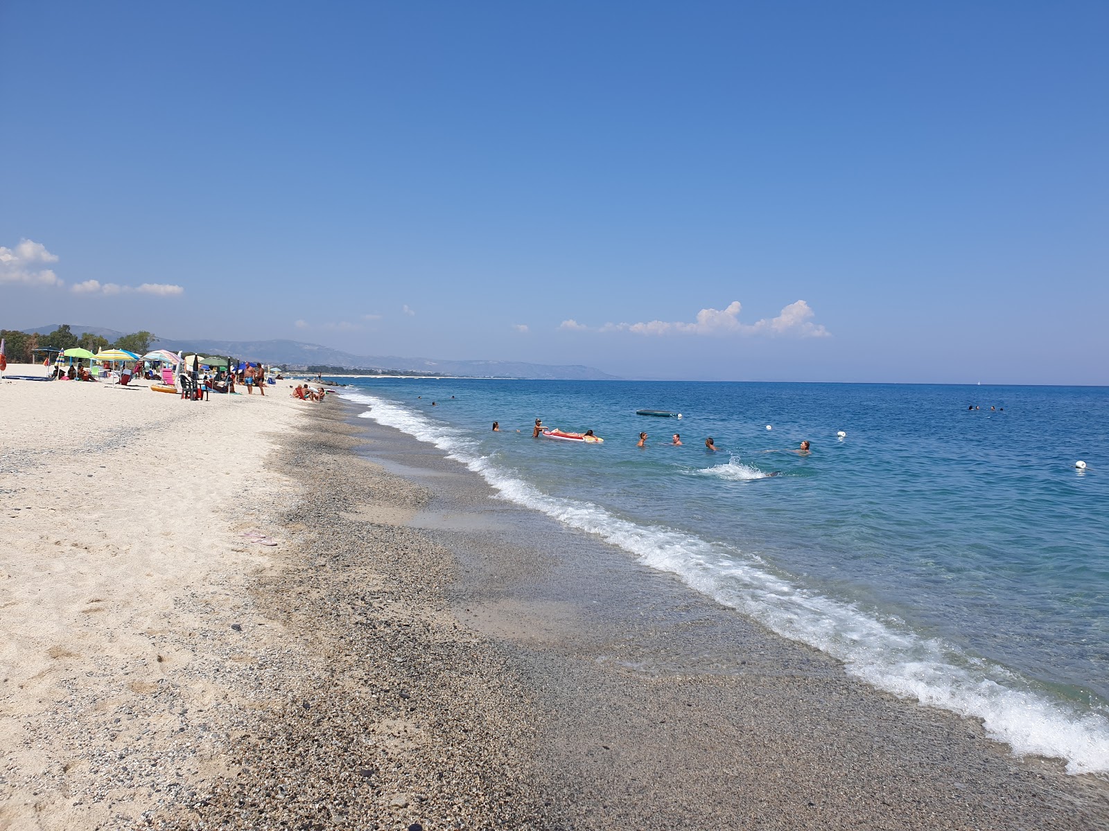 Photo de Spiaggia di Isca Marina avec sable lumineux de surface