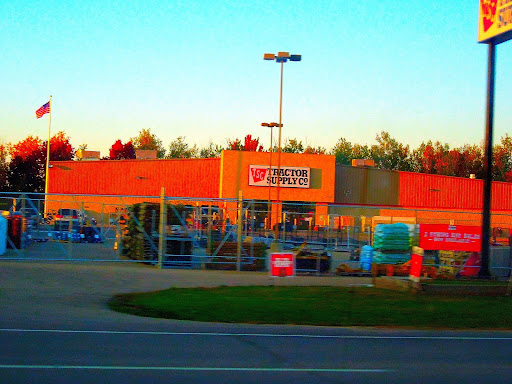 Tractor Supply Co., 1313 E Green Bay St, Shawano, WI 54166, USA, 