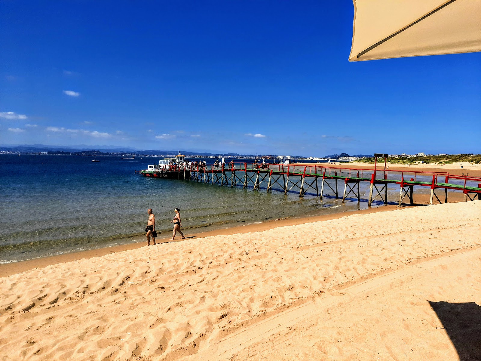 Fotografie cu Playa del Puntal cu o suprafață de apă pură albastră