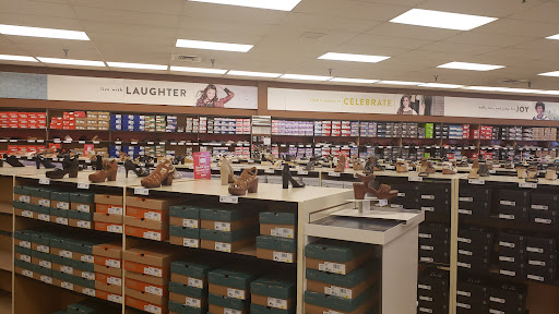 Shoe Store «Famous Footwear», reviews and photos, 124 Danada Square W, Wheaton, IL 60189, USA
