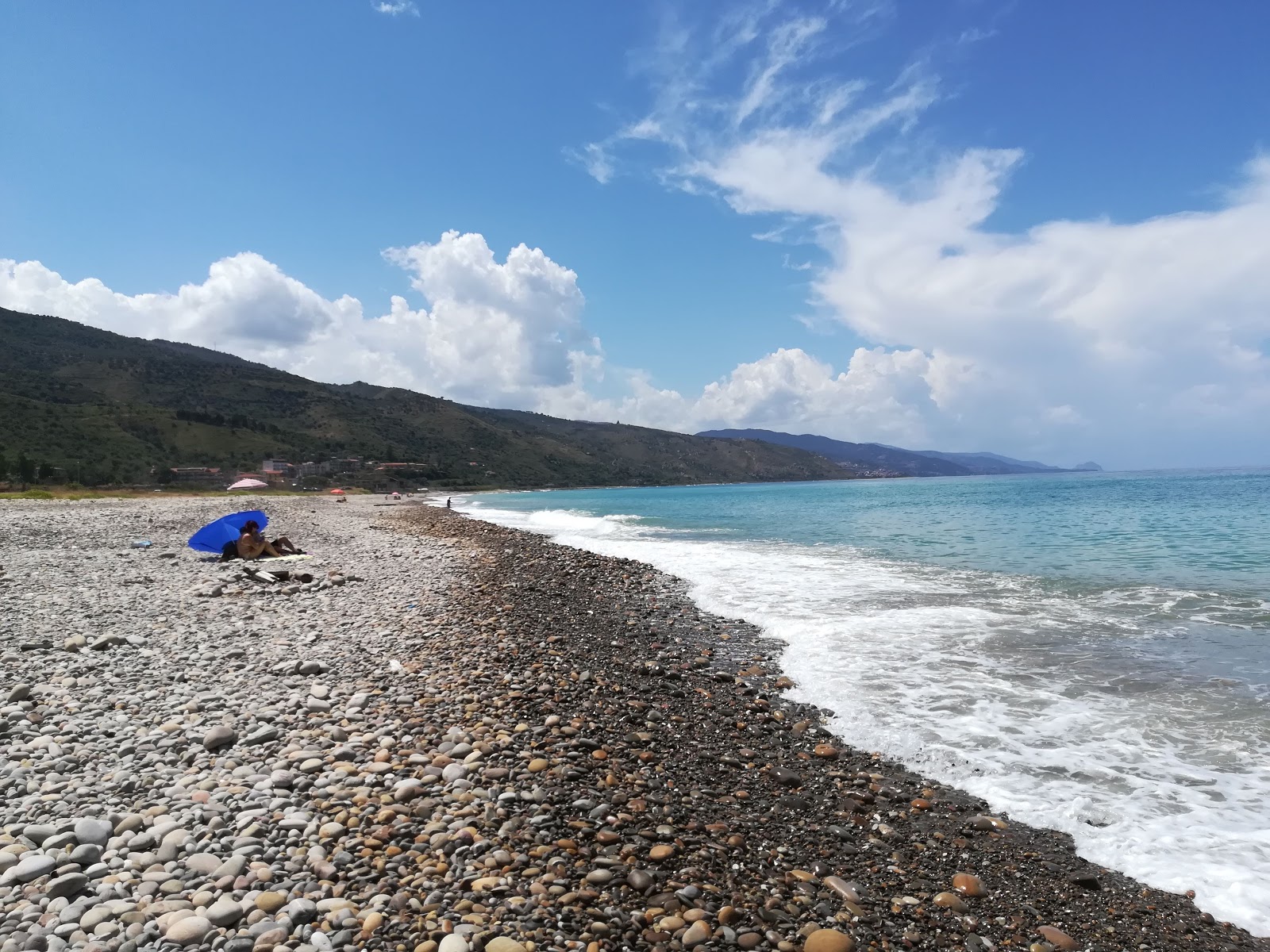 Foto de Spiaggia Monumento di Poeta Morto apoiado por penhascos