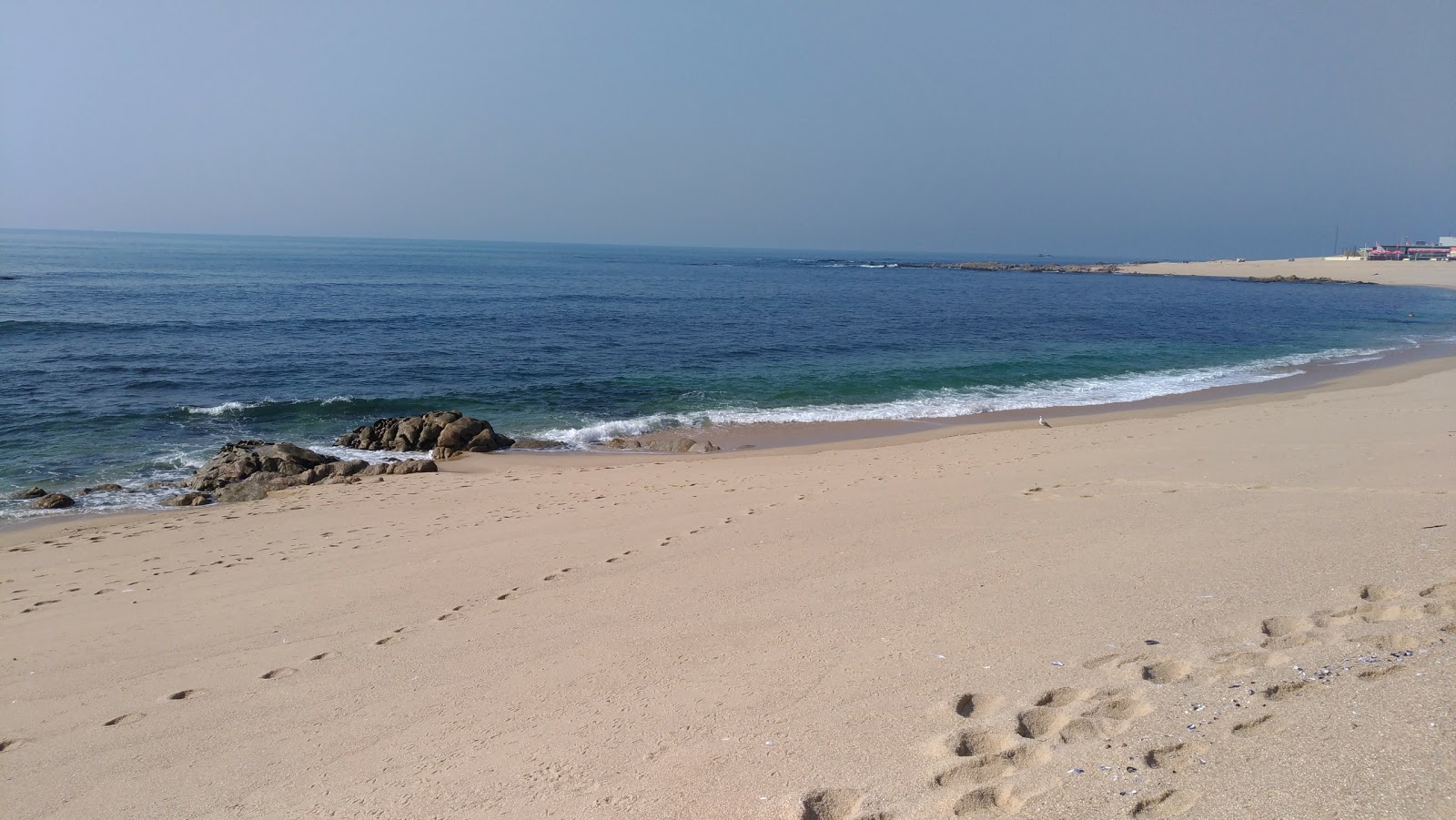 Photo de Beach Carvalhido avec sable fin et lumineux de surface
