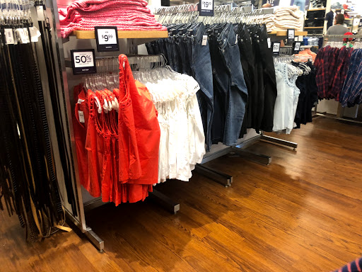 Clothing Store «Gap», reviews and photos, 18511 Outlet Blvd, Chesterfield, MO 63005, USA