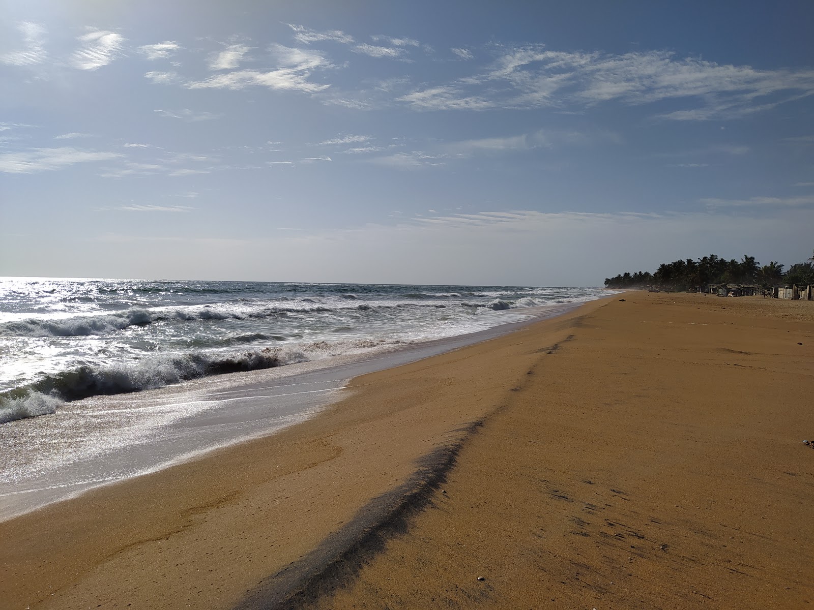 Φωτογραφία του Rathmalana Beach με μπεζ άμμος επιφάνεια
