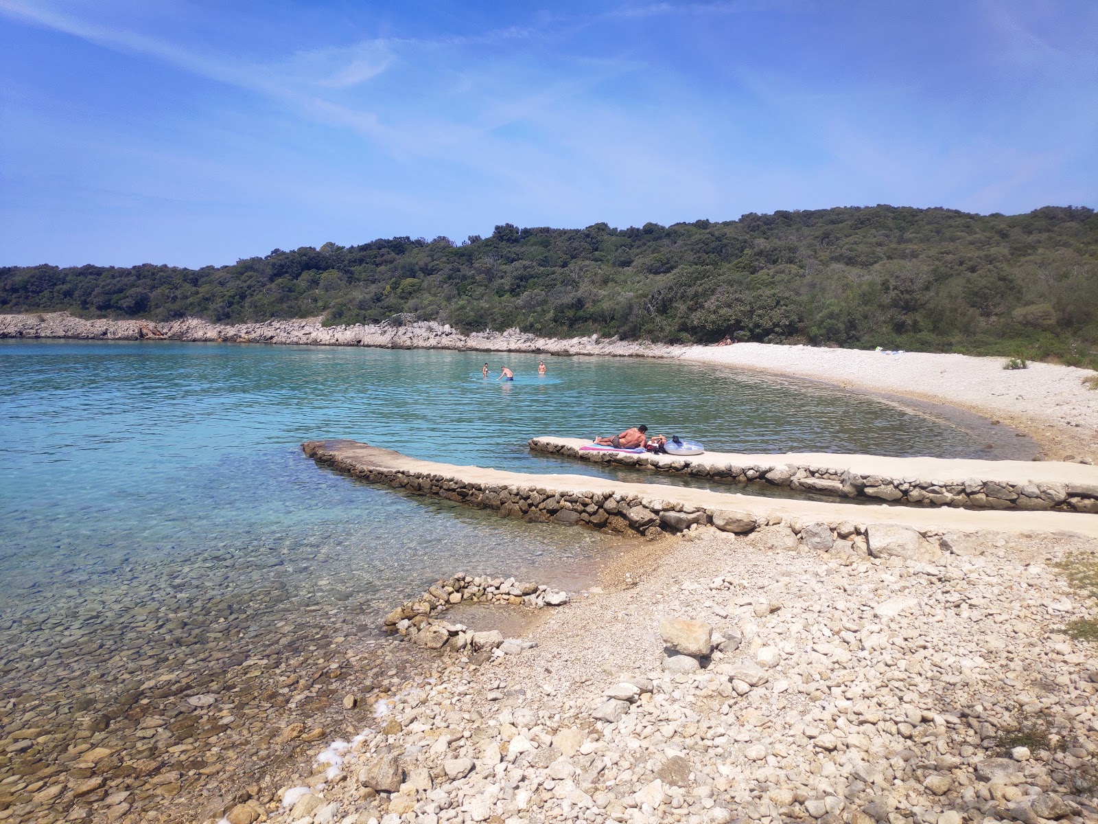 Foto di Slatina Bay con una superficie del ciottolo leggero