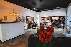 Pacykarnia - atelier makijażu i fryzur image