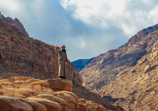 tour guide In Neomمرشد سياحي في