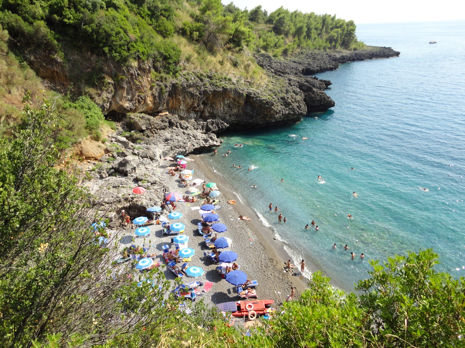 Photo de Spiaggia della Grotta avec micro baie