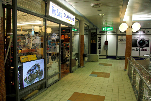 Kauppoja ostaa valvontakameroita Helsinki