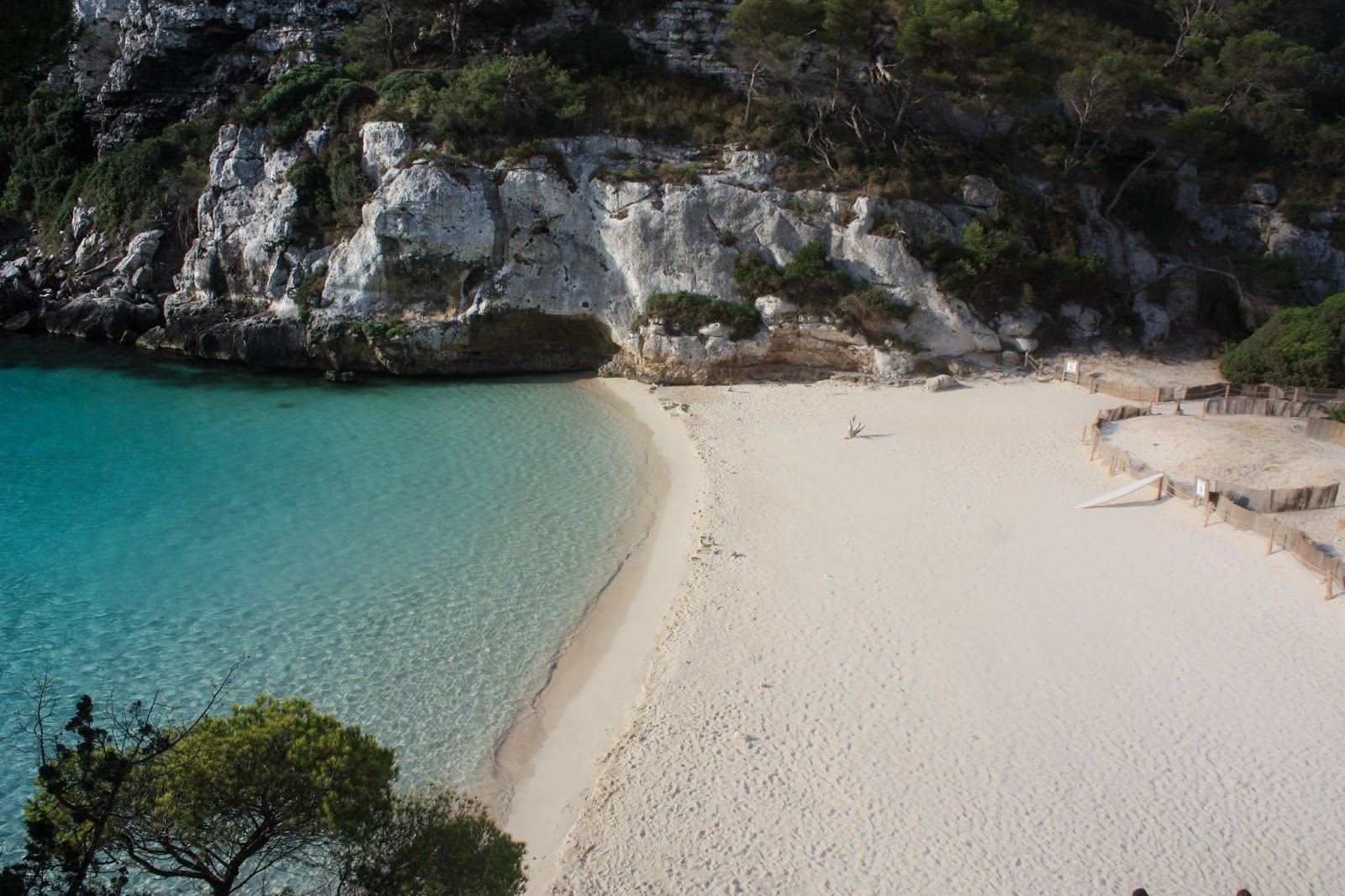 Foto de Cala Macarelleta con algo limpia nivel de limpieza
