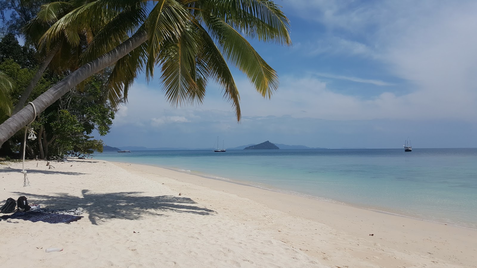 Foto van Strand van Koh Bulon Le met fijne witte zand oppervlakte
