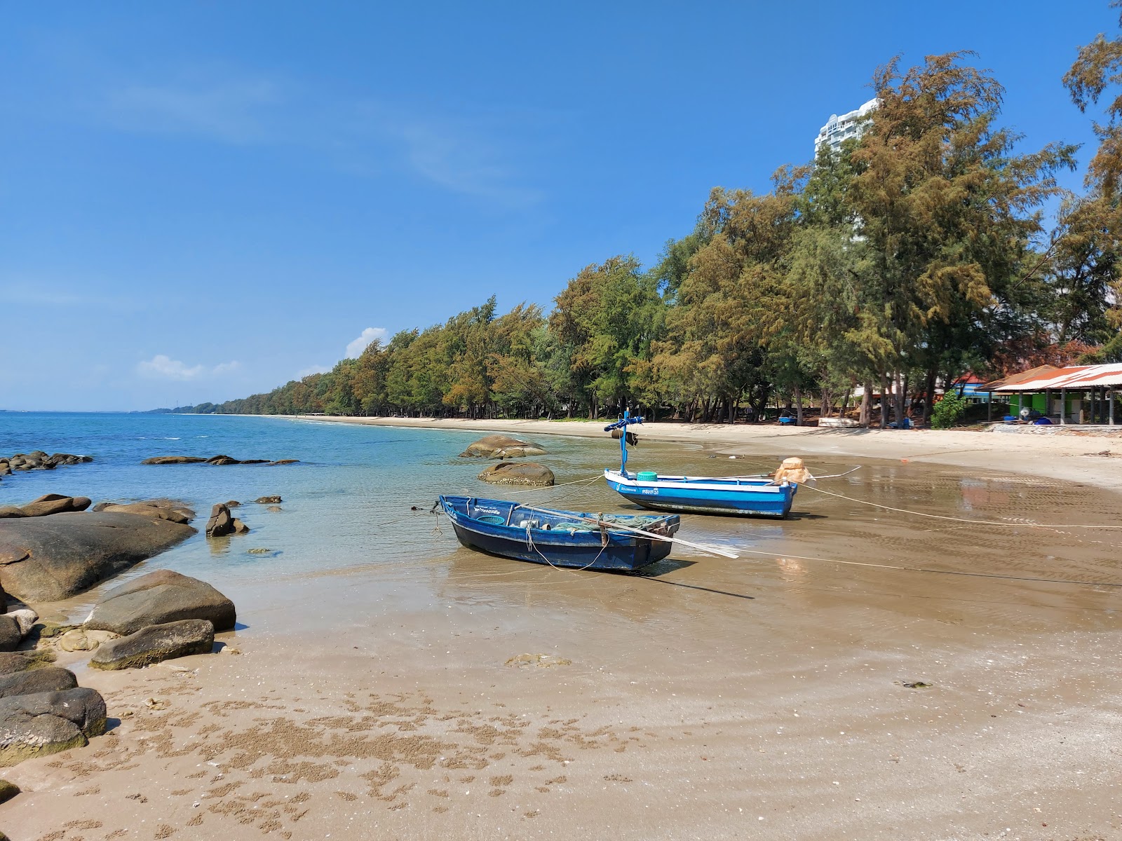 Foto av Mae Ram Phueng Beach med turkos rent vatten yta