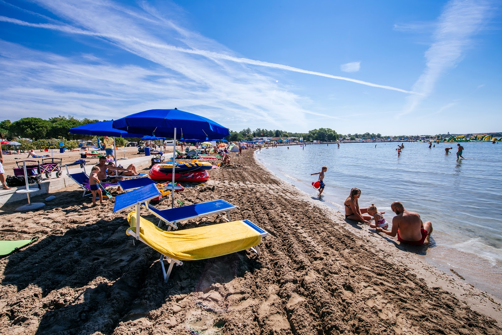 Foto de Zaton beach con agua cristalina superficie