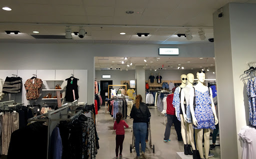 Clothing Store «H&M», reviews and photos, 6170 Grand Avenue, Gurnee, IL 60031, USA