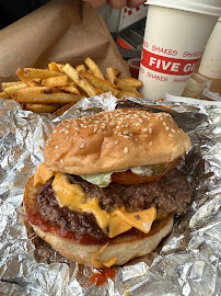 Cheeseburger du Restaurant de hamburgers Five Guys Strasbourg - n°2