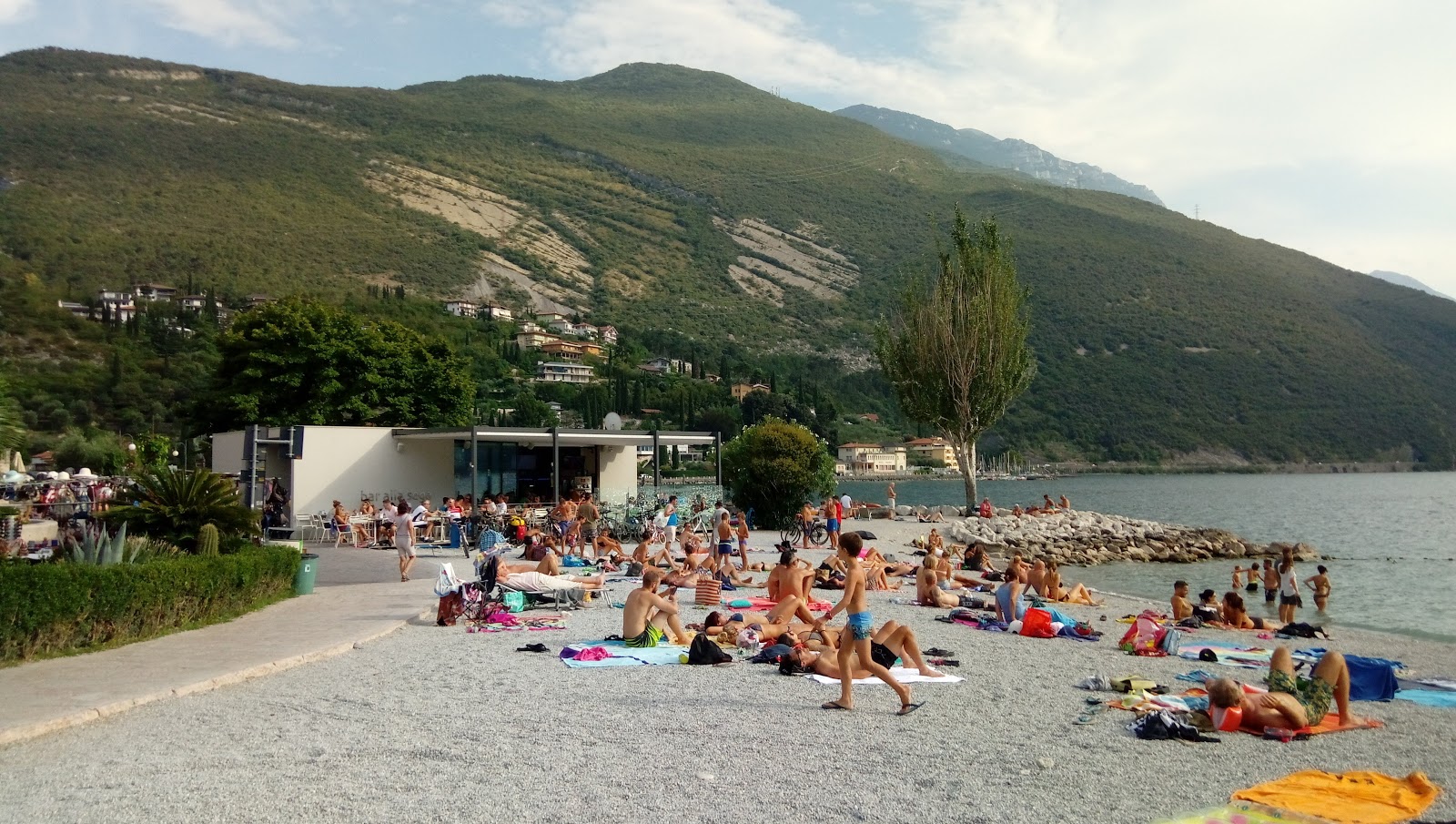 Foto von Spiaggia Lungolago von Klippen umgeben