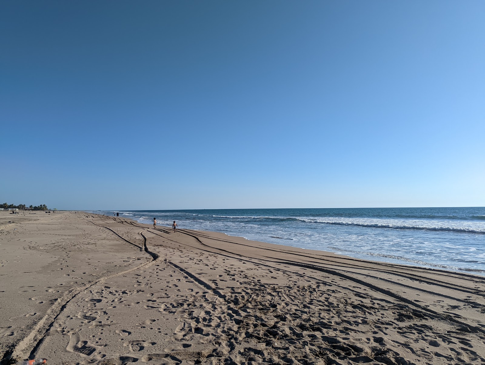 Fotografie cu El Caimanero beach cu o suprafață de nisip strălucitor