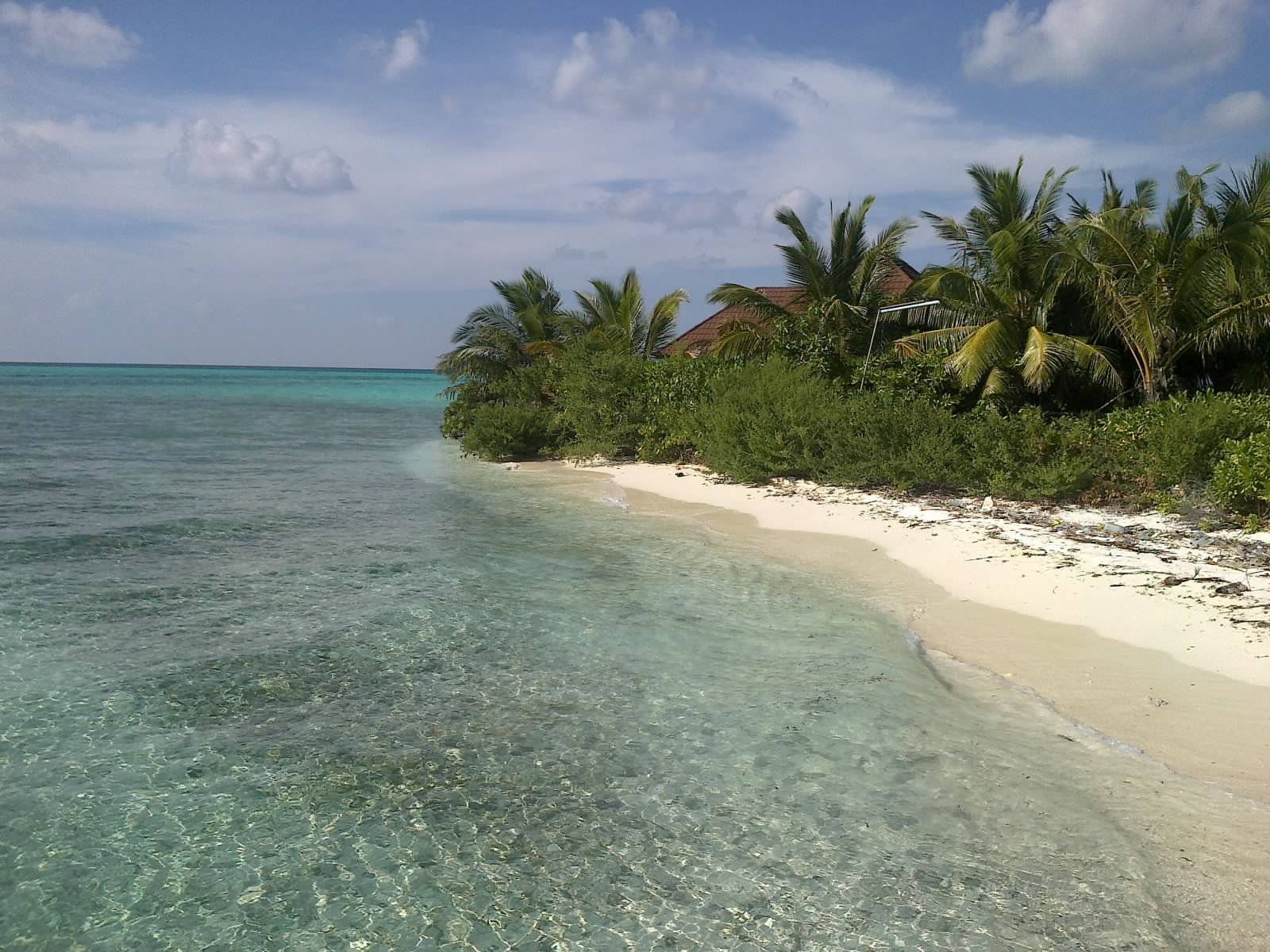 Raalhuveli Beach'in fotoğrafı - rahatlamayı sevenler arasında popüler bir yer