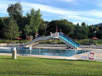 Hallen- und Freibad im Tal