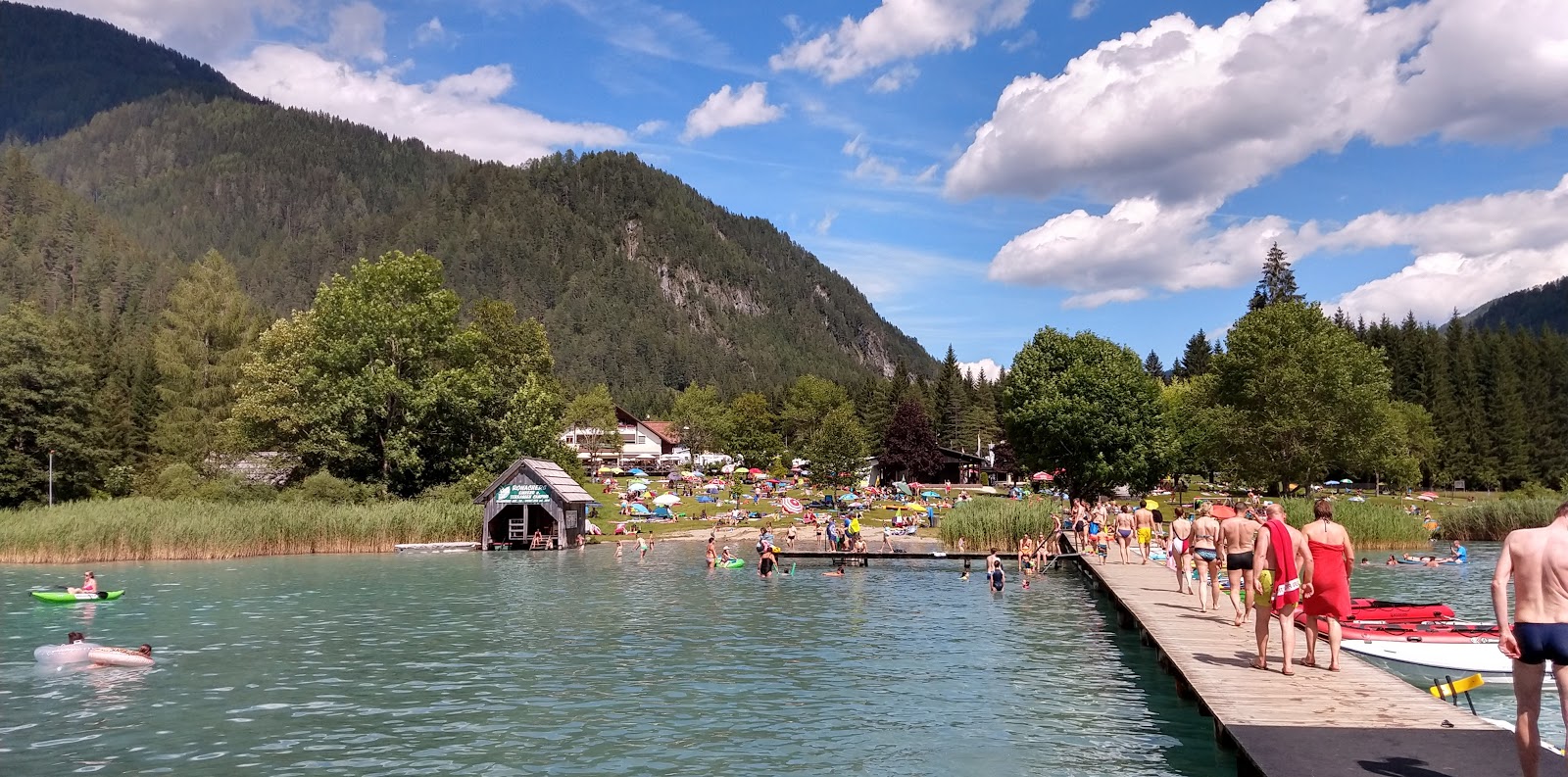 Strandbad Stockenboi'in fotoğrafı uçurumlarla desteklenmiş