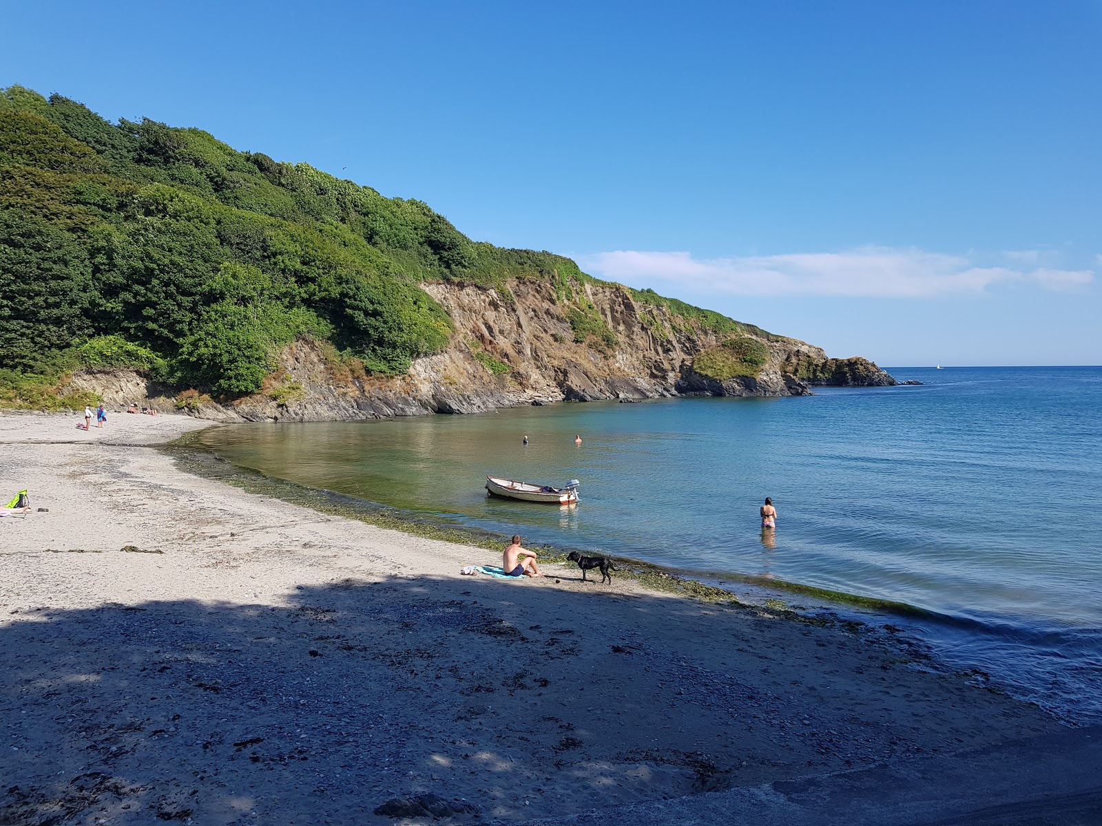 Foto von Polridmouth Cove mit beiger sand & kies Oberfläche