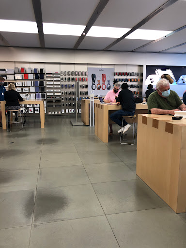 Computer Store «Apple Friendly Center», reviews and photos, 3320 W Friendly Ave, Greensboro, NC 27410, USA