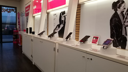 Cell Phone Store «T-Mobile», reviews and photos, 1701 N Larkin Ave, Crest Hill, IL 60435, USA