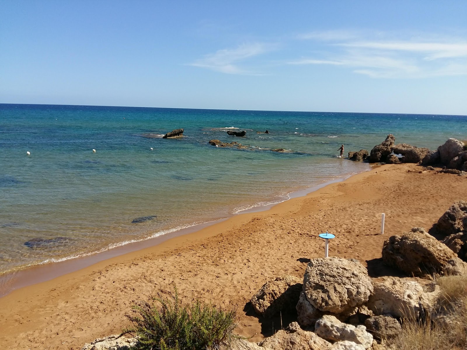 Foto di Fratte III beach con una superficie del sabbia pura scura