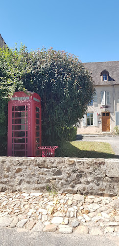 Red telephone box à Chambon-sur-Voueize
