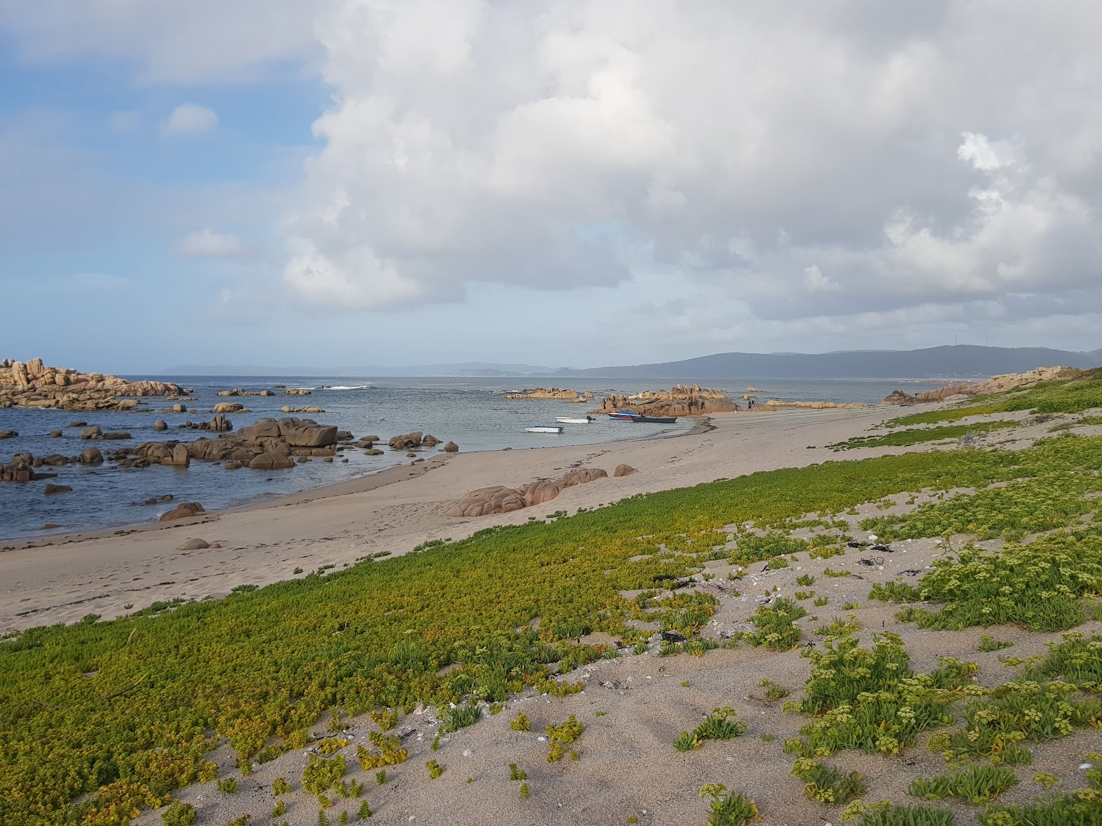 Foto van Praia de Lobeiras met ruime baai
