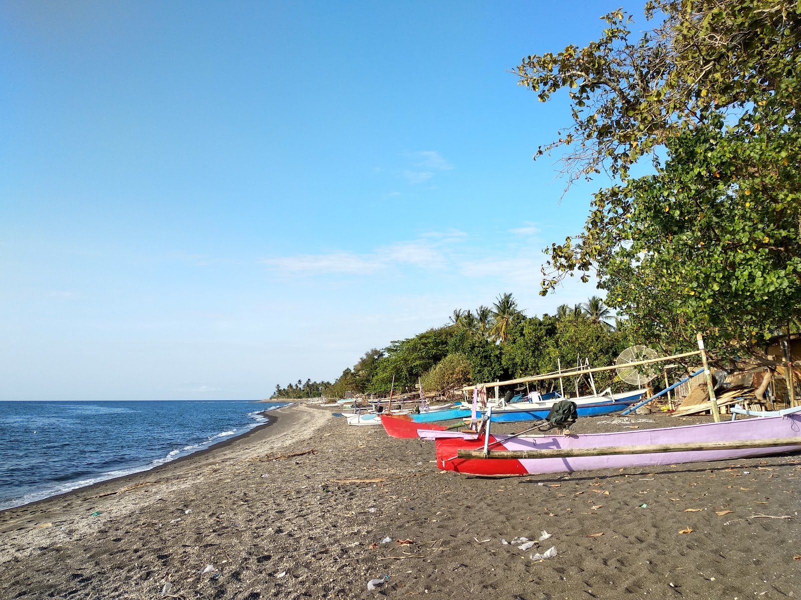 Ketapang Tampes beach的照片 带有棕沙表面