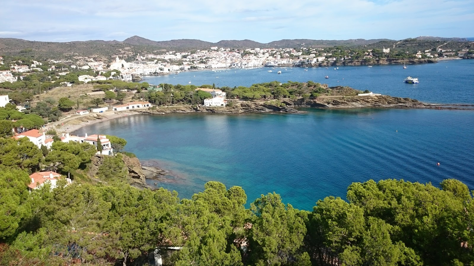 Photo de Platja sa Conca avec sable gris avec roches de surface