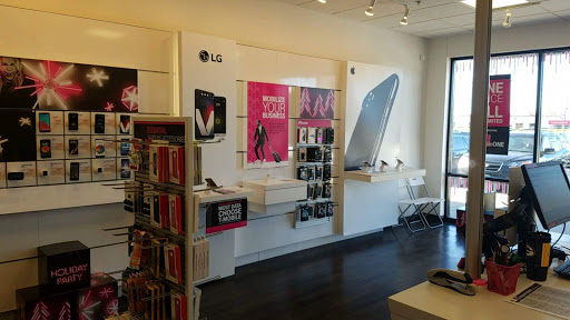 Cell Phone Store «T-Mobile», reviews and photos, 1010 Gateway Dr, Chaska, MN 55318, USA
