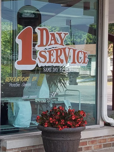 Dry Cleaner «Holiday Cleaners», reviews and photos, 911 Memorial Blvd, Murfreesboro, TN 37129, USA