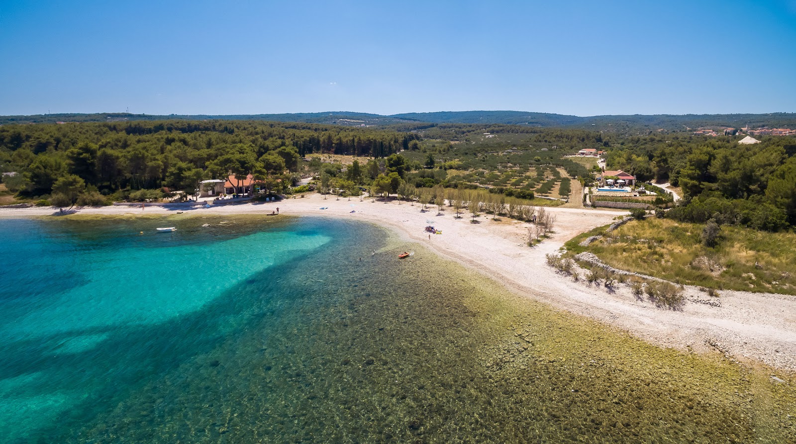 Foto av Mutnik beach med beige småsten yta