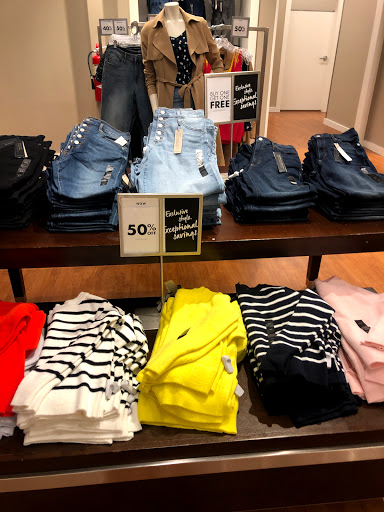 Clothing Store «Banana Republic Factory Store», reviews and photos, 407 N Alafaya Trail, Orlando, FL 32828, USA