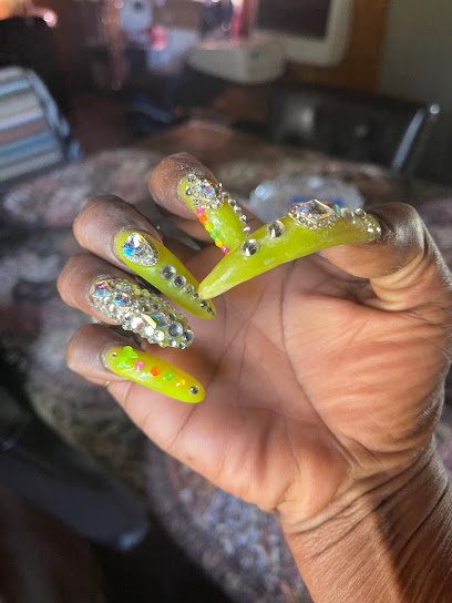 Phyllis Queenblng Nails