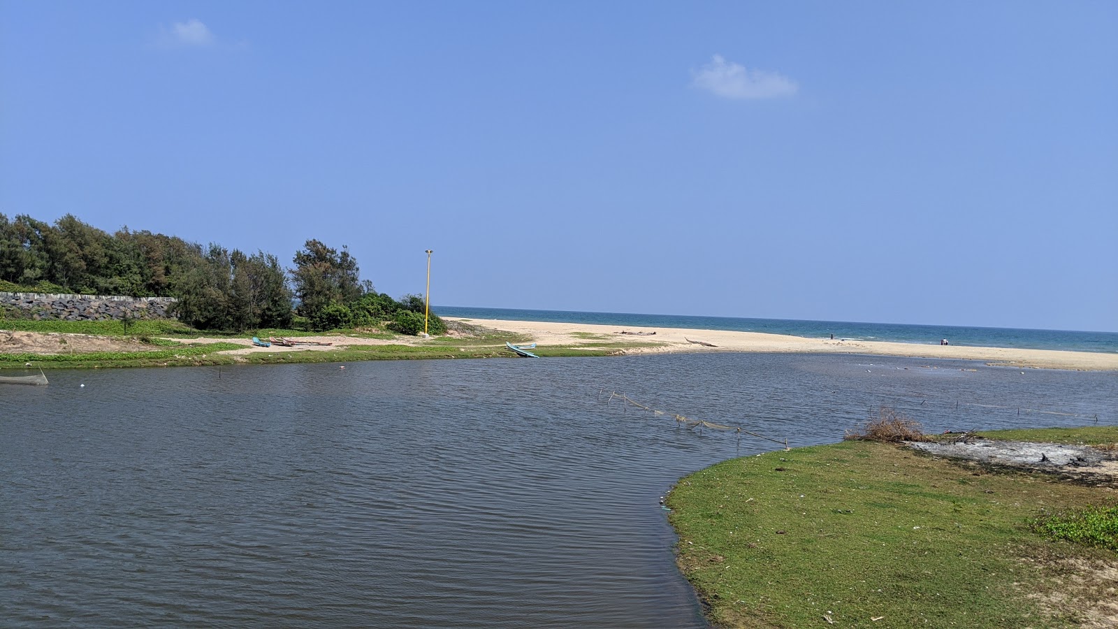 Photo de Kalpakkam Beach avec l'eau cristalline de surface