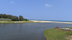 Zdjęcie Kalpakkam Beach z powierzchnią turkusowa czysta woda