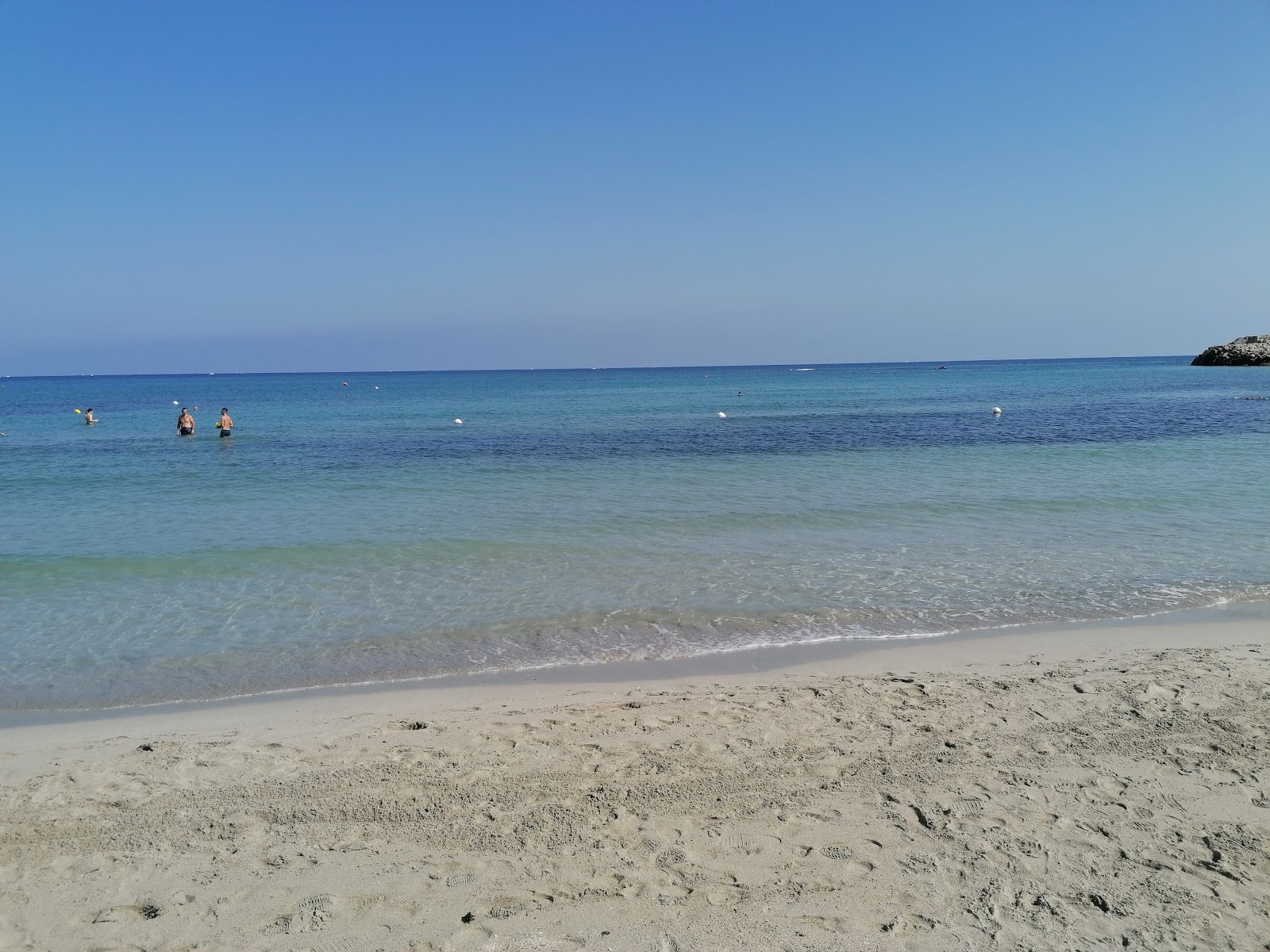 Spiaggia Le Fontanelle'in fotoğrafı - rahatlamayı sevenler arasında popüler bir yer
