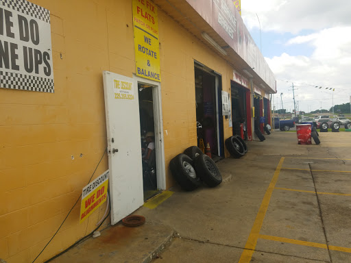 Tire Shop «Tire Discount», reviews and photos, 6970 Plank Rd, Baton Rouge, LA 70811, USA