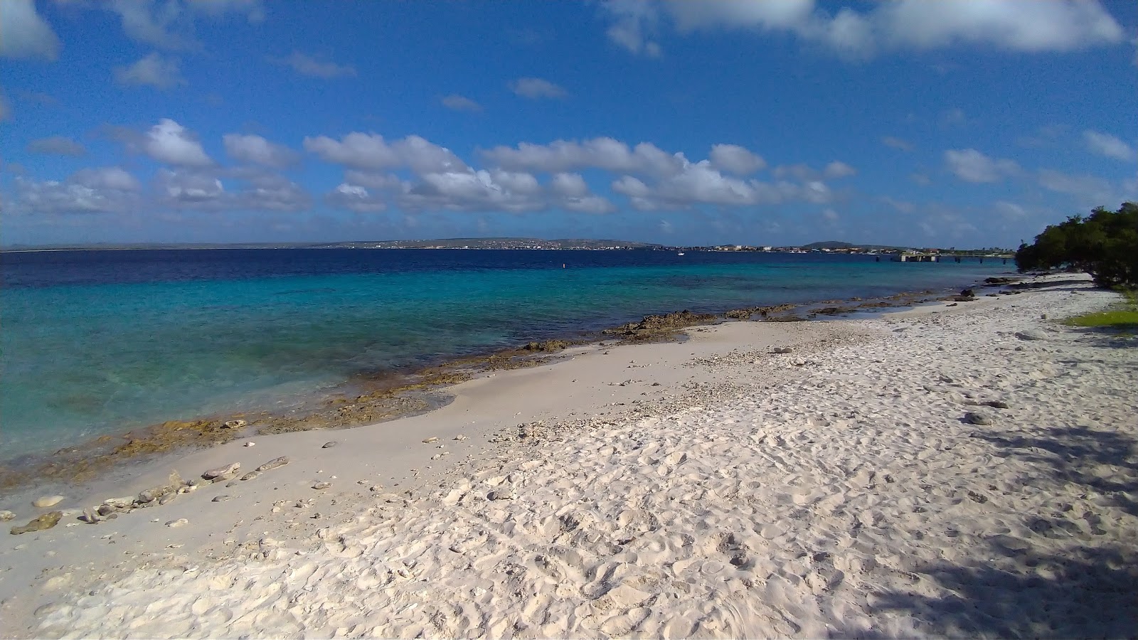 Foto di Palu di Mangel Beach con una superficie del sabbia beige e rocce