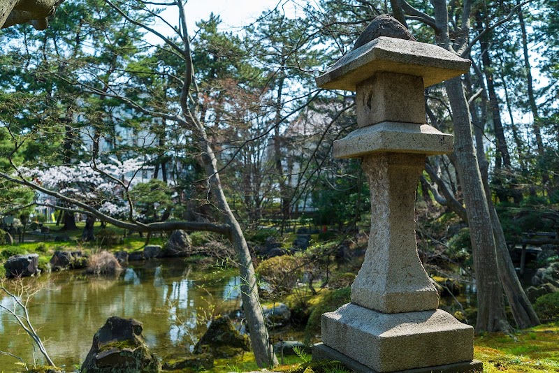 白山公園 新潟最古の石燈籠