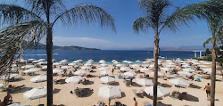 Photo de Arameras Beach entouré de montagnes