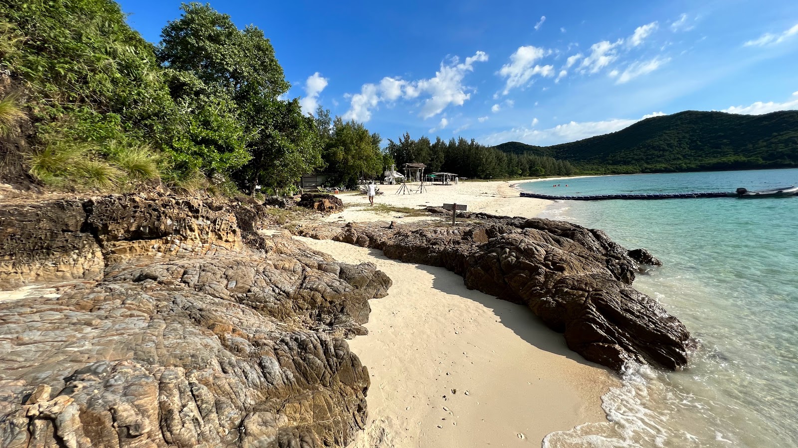 Luklom Beach'in fotoğrafı uçurumlarla desteklenmiş