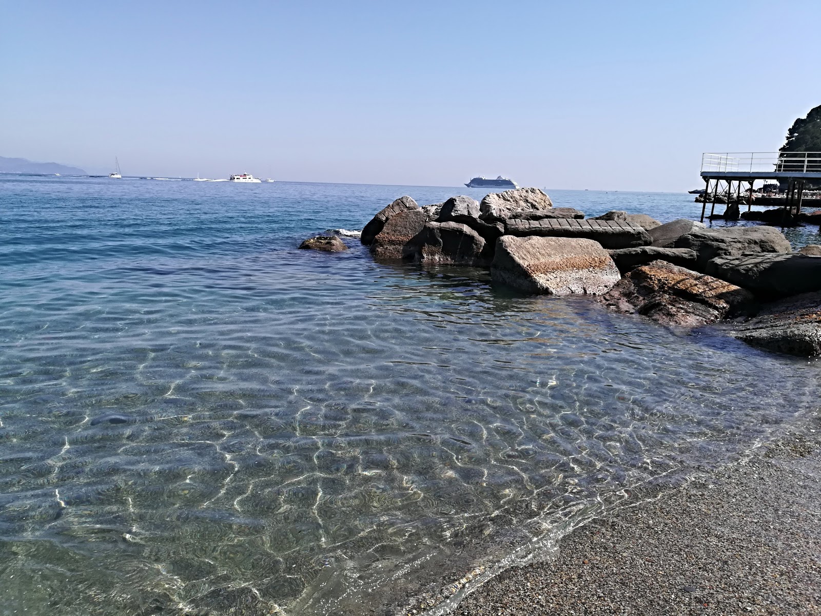 Valokuva Spiaggia Regina Elena IIista. tukeutunut kallioilla