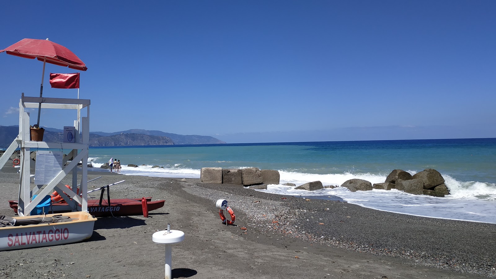 Foto av Lido Jacaranda beach med turkos rent vatten yta